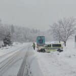 Policisti izločajo tovorna vozila na cesti Črmošnjice - Črnomelj. Kolegica in kolega danes delata v povsem različnih vremenskih razmerah.