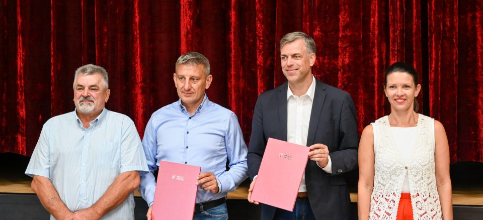 Podpisnika pogodbe, predsednik KS Gabrje Slavko Matko in ravnateljica OŠ Brusnice Jasmina Hidek.